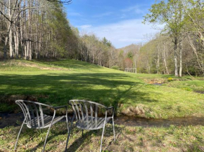 Creekside Getaway - King Bed - Full Kitchen Boone